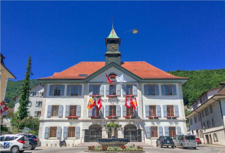 Das Hôtel-de-Ville (Rathaus) von Moutier: Bald hängen hier rot-weisse Jurafahnen. BILD: WIKIMEDIA CC4.0 / JÉRÉMY TOMA