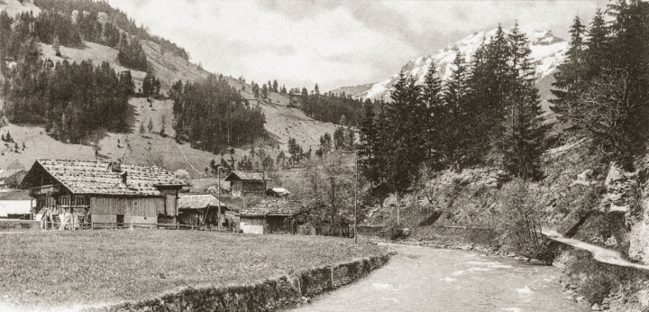 Die Gebäude der Rybrüggmühle. Am Doppelwohnhaus rechts angebaut ist das Mühlelokal; dort wurde das Kraftwerk eingerichtet. Rechts davon steht eines der beiden Sägewerke (das andere ist verdeckt) und ein weiteres Wohnhaus mit einer Schachtelfabrik. Der Wuhr verläuft, auf dem Bild nicht sichtbar, zwischen der Mühle, dem Sägewerk und der Schachtelfabrik. BILD: SAMMLUNG RUEDI EGLI