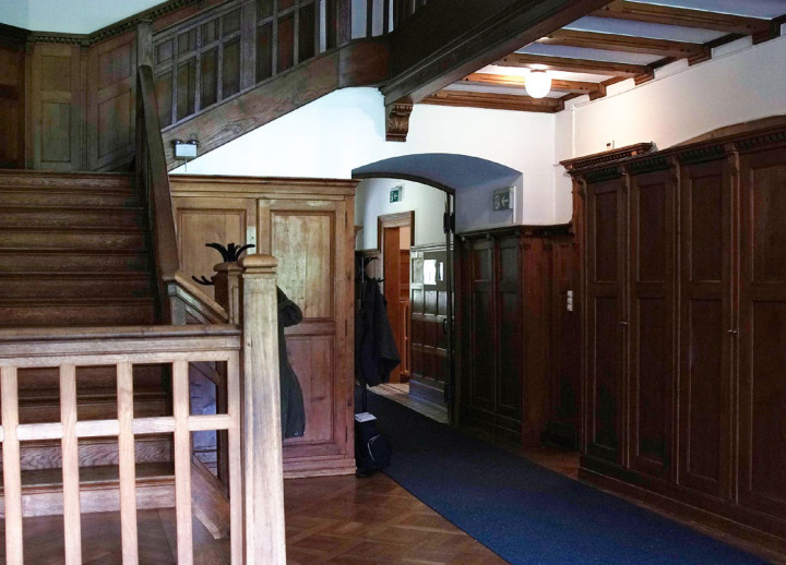 Die Eingangshalle versprüht den Charme dieses gut erhaltenen Hauses aus dem Jahr 1907. BILD: MARCEL MARMET