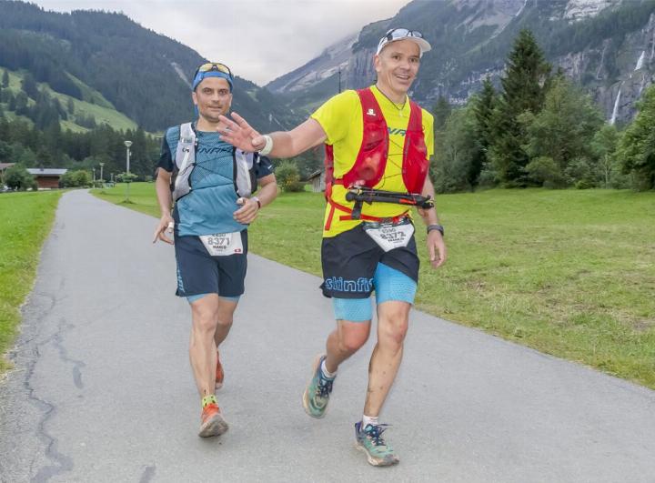 Marco Faita und Francis Wäfler (hier bei ihrer Ankunft in Kandersteg) kamen als 38. Team ins Ziel. BILDER: MICHAEL SCHINNERLING