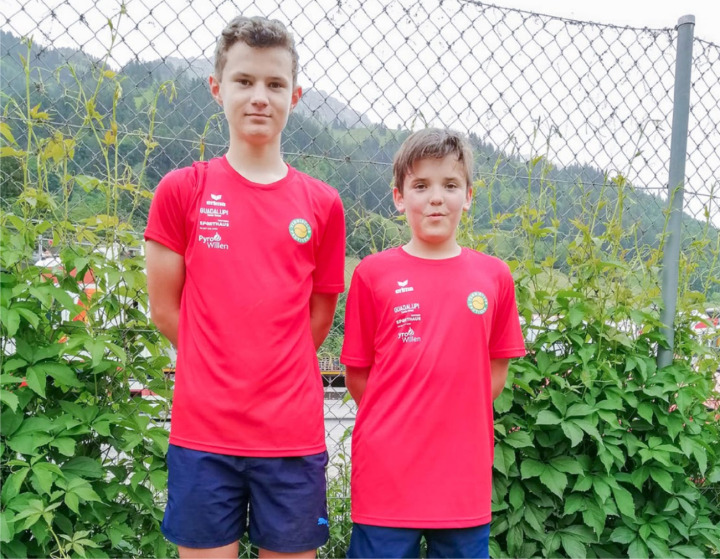 Noé Ueltschi (l.) und Elis Bettschen holten sich mit dem 2:1-Sieg im letzten Match den Tabellensieg. Es fehlt Nick Brügger, der ebenfalls Punkte für das Team verbuchen konnte. BILD: ZVG