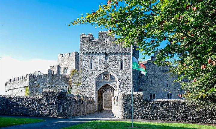Ein 750 Jahre altes walisisches Schloss verbindet das Berner Oberland mit den Britischen Inseln: St. Donat’s Castle in Glamorganshire, erbaut und restauriert von Peter von Stradling, einem Nachkommen der Familie von Strättlingen, einem heutigen Thuner Stadtteil.