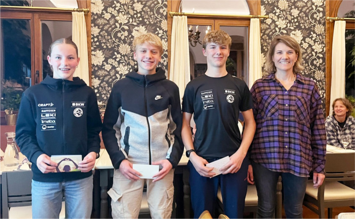 Drei der elf erfolgreichen SportlerInnen konnte Präsidentin Andrea Ogi (r.) persönlich gratulieren (v. l.): Svea Lobsiger (3. Rang SM Nordische Kombination, 3. Rang HNT-Gesamtrangliste Nordische Kombination), Noah Studer (2. Rang SM Spezialspringen, 2. Rang HNT-Gesamtrangliste Spezialspringen) und Lars Lobsiger (1. Rang SM Nordische Kombination, 3. Rang SM Nordische Kombination 3. Rang). BILD: SUSANNA STUDER