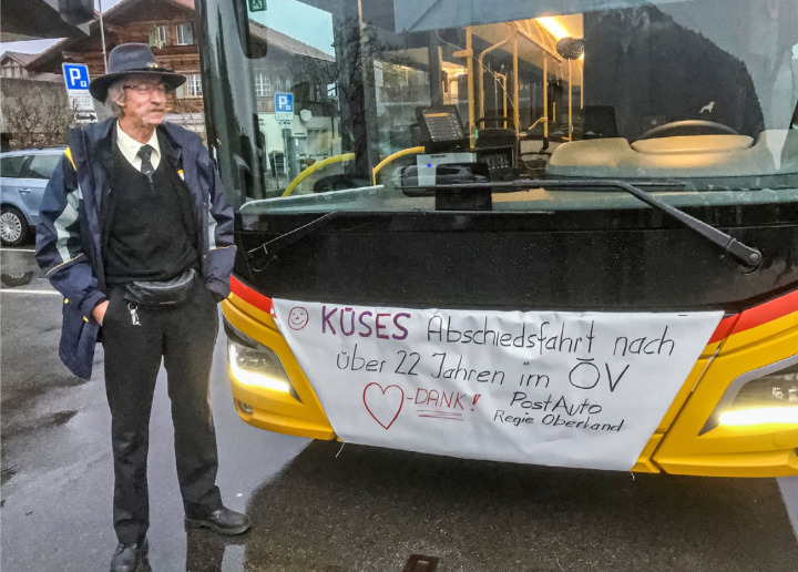 Auf Markus Rumpfs letztem Kurs Ende Januar waren unter den Fahrgästen zahlreiche Arbeitskollegen und Bekannte, die «Küsu» / «Küse» verabschiedeten. BILD: ZVG