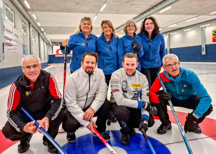 Die vier Damen in Blau aus Bern besiegten die vier Finalisten vorne aus Adelboden. BILD: ZVG