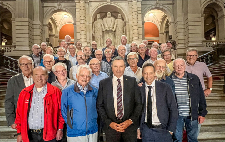 Die Kandersteger Gruppe wurde u. a. von Ständerat Werner Salzmann (vorne, 2. v. r) und Nationalrat Christian Imark (vorne r.) empfangen. BILD: ZVG