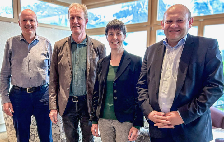 Führungswechsel (v.l.): Die abtretenden Jakob Schwarz und Andreas Grünig sowie die neue Geschäftsführerin Eveline Coleman Brantschen und der neue Präsident Ernst Wandfluh. BILD: HSF
