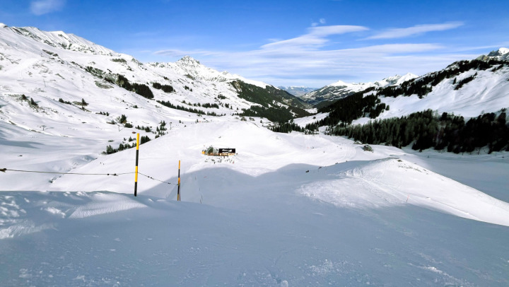 Die «Chumihütte» ist in eine Geländemulde oberhalb von Geils eingebettet. ALLE BILDER: PETER SCHIBLI Die «Chumihütte» ist in eine Geländemulde oberhalb von Geils eingebettet. ALLE BILDER: PETER SCHIBLI