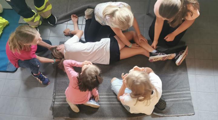 Die Kinder üben am Erste-Hilfe-Ferienpass-Angebot des Samaritervereins Reichenbach die Seitenlage. BILD: ZVG