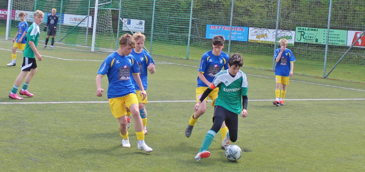 Zweimal landete ein Reichenbacher Ball im Tor des FC EDO Simme. Dieser hatte allerdings grösseren Appetit auf Tore und gewann den C-Junioren-Match mit 6:2.