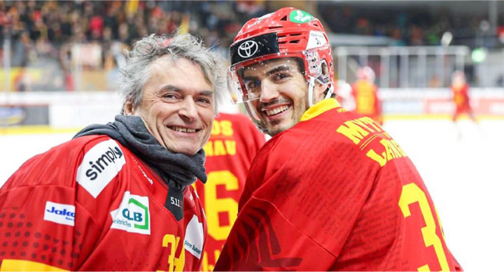 Björn Zryd und sein Sohn Miro bei der Spielerbank der «Tigers» BILD: ZVG / SCL TIGERS