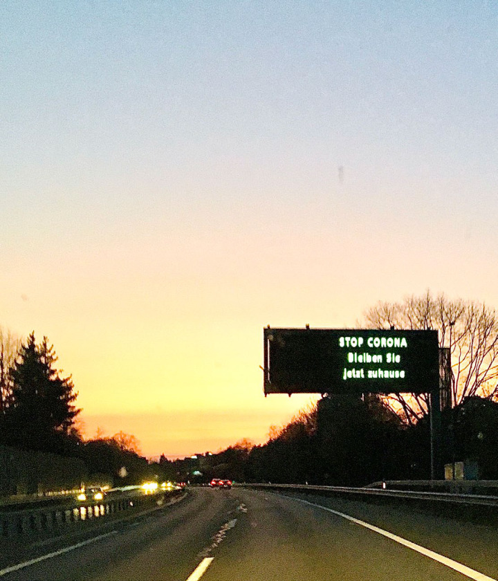 «STOP CORONA – Bleiben Sie jetzt zuhause.» Am 3. April 2020 mahnt eine Anzeigetafel auf der Autobahn A6 Richtung Bern, die Kontaktbeschränkungen ernst zu nehmen. BILD: MARK POLLMEIER