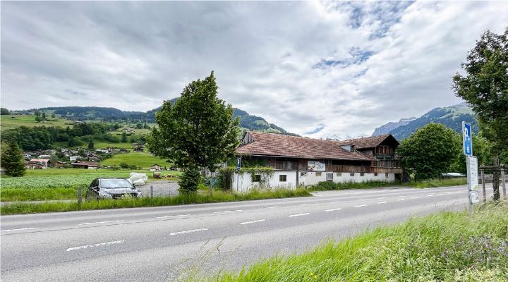 Eine Umzonung soll es ermöglichen, dass dieses Bauernhaus an der Hauptstrasse bald einheimischem Gewerbe weichen kann. BILD: HANS RUDOLF SCHNEIDER