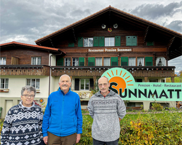 Vor der «Sunnmatt»: Martin Kaul, flankiert vom Pächterpaar Beatrice Beurer und Theo Indermaur BILD: PETER ROTHACHER