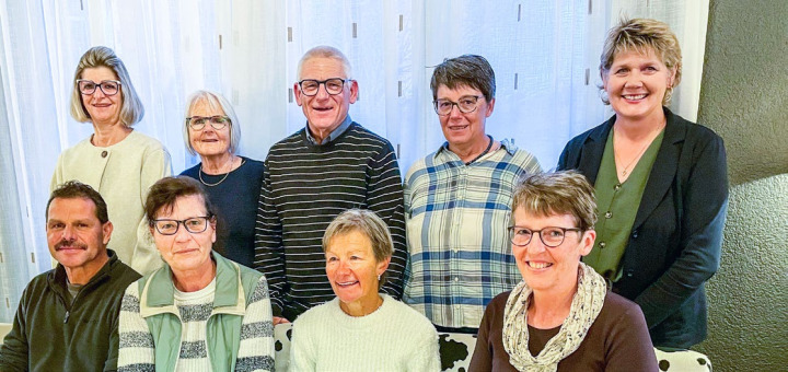 Die Gewinnerinnen und Gewinner des Blumenwettbewerbs: Vorne (v. l.): Kurt und Denise Bürki, Ruth Germann, Barbara Jungen. Hinten (v. l.): Christine Willen, Heidi und Greis Allenbach, Marianne Eggli, Heidi Allenbach-Germann. Nicht auf dem Bild: Joana und Daniel Germann, Lisi und Peter Schmid, Liliane und Peter Zimmermann. BILD: CORINA SCHRANZ-LINDT
