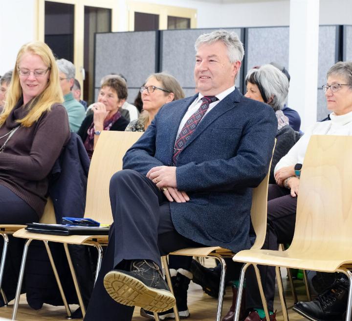 Am Ende der Veranstaltung nahm Gemeindepräsident Roman Lanz im Plenum Platz, um seine Verabschiedung zu geniessen. ALLE BILDER: JULIAN ZAHND