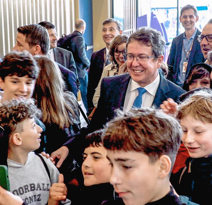 Bundesrat Albert Rösti am Eröffnungstag der BEA am 25. April 2025: Ein Selfie mit dem Bundesrat war bei den Jugendlichen sehr gefragt. Und man spürt, dass er einen Blick und ein Herz für die kommenden Generationen hat.Federal Councilor Albert Rösti on the opening day of the BEA on April 25, 2025: A selfie with the Federal Councilor was very popular among the young people. And one may sense that he has an eye and a heart for future generations.