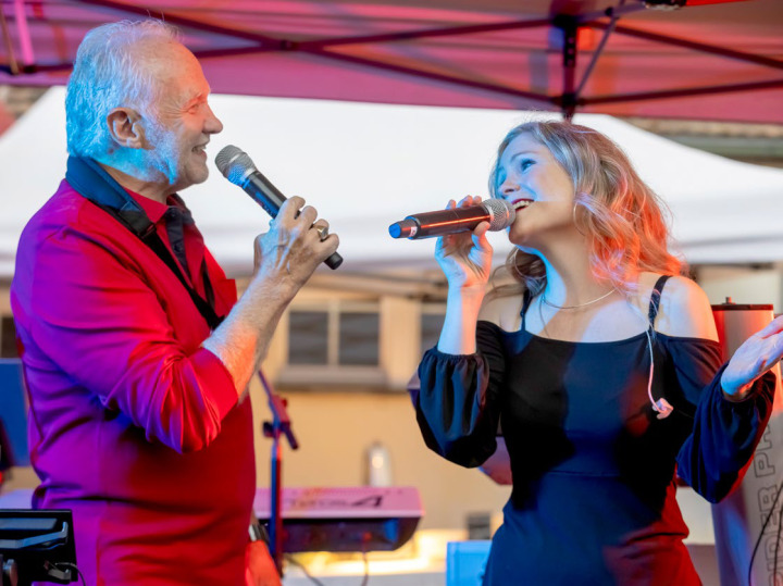Die Gastgeber Peter und Andrea Schmid beim Auftritt an ihrem Sommerfest