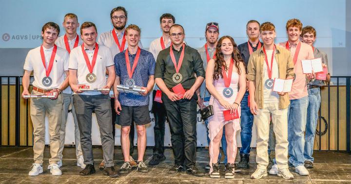 Die 13 besten AbsolventInnen von insgesamt 56 neuen Berufsleuten aus der Berner Oberländer Automobil-Branche. BILD: ZVG
