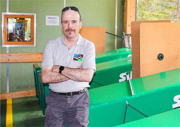 Toni Bircher im Schützenhaus Bergläger, wo er sich ebenfalls engagiert. BILD: MARCEL MARMET