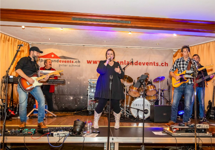 Timberline rockten zwischen den Gängen im Restaurant Adler in Frutigen. BILD: MICHAEL SCHINNERLING