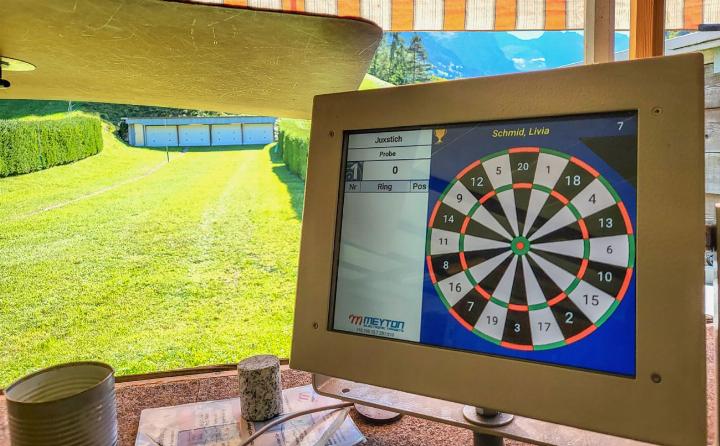 Die Dartscheibe als Ziel beim Juxstich der Kleinkaliberschützen Frutigen. BILD: ZVG