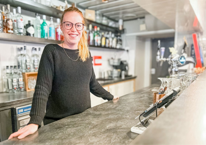 Noch einmal hinter der Bar: Vier Jahre begrüsste Alexandra Brügger ihre Gäste in der Frutiger «Stärnä5i»-Bar. BILD: HSF