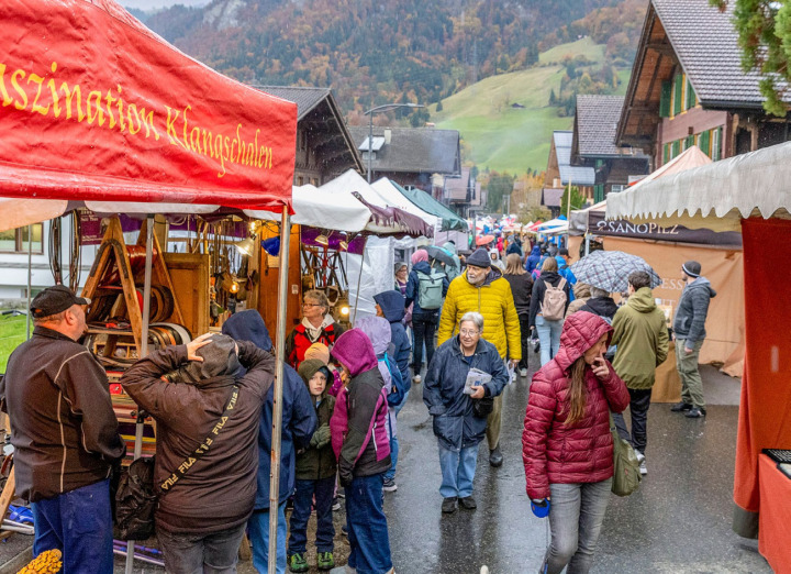Trotz Regens zog der Märit viele Besucher in den Bann. BILDER: MICHAEL SCHINNERLING