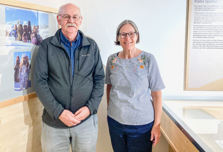 Präsentieren gern die Ausstellungen: Der Präsident des Heimat- und Kulturvereins Peter Brügger mit Sekretärin Doris Wandfluh. BILD: RAHEL ROESTI