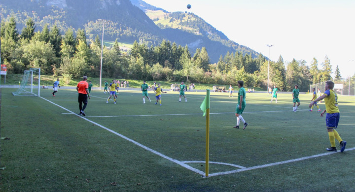 Die Viertliga-Partie zwischen den Equipen der benachbarten Täler versprach und bot am Samstag Spannung auf dem Gand in Kien. BILD: MICHAEL MAURER