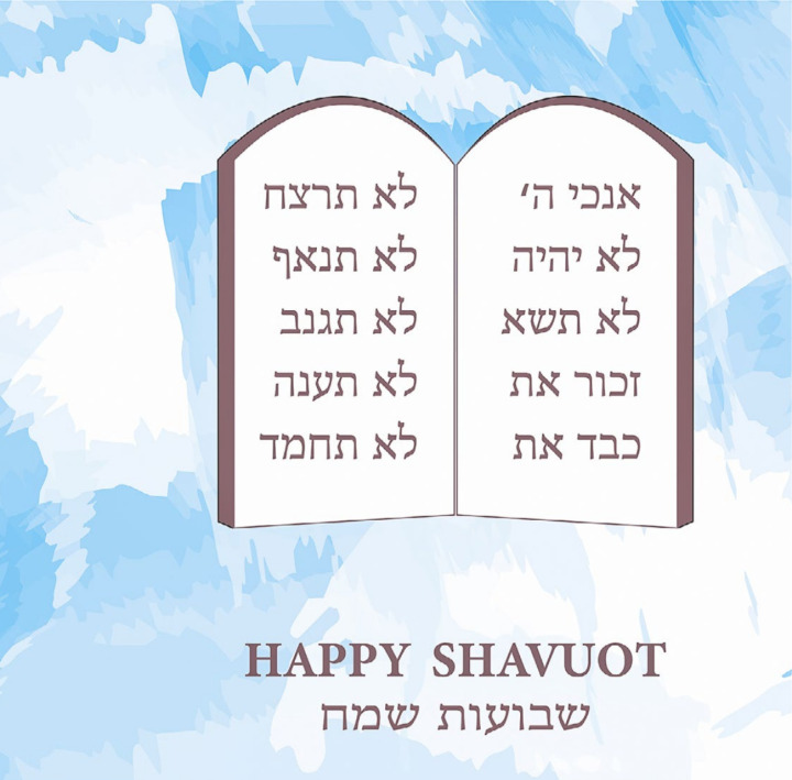 Happy Shavuot: Eine mehrsprachige Grusskarte zum jüdischen Wochenfest, mit einer Abbildung der Zehn Gebote in hebräischer Schrift. BILD: ARIELA DESIGN / STOCK.ADOBE.COM