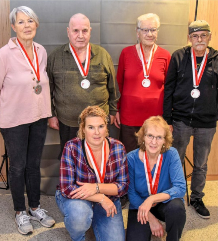 2023 holte der Klub noch Silber. Hinten v. l.: Kathrin Sieber (Brüttelen), Willi Weber (Reichenbach); Vreni Tschannen (Reichenbach), Roland Stettler (Gurzelen); vorne v. l.: Angela Schmid (Frutigen), Therese Stettler (Gurzelen). ARCHIVBILD: ZVG