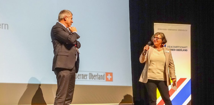 Geschäftsführerin Susanne Huber befragt Regierungsrat Christoph Ammann zur Situation im Berner Oberland. BILD: ANJA SCHRANZ