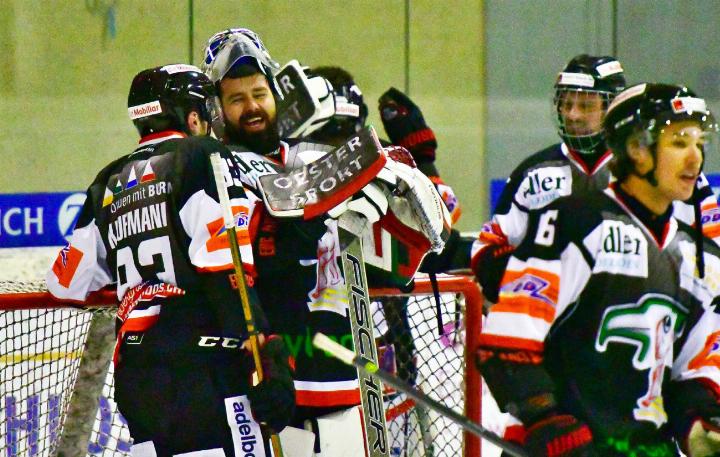 Torhüter Friedli nahm die Gratulationen zu seinem ersten Shutout gerne entgegen. BILD: BJÖRN ZRYD