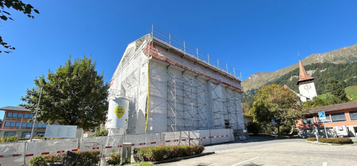 Noch ist das Gemeindehaus in Frutigen sichtbar eine grosse Baustelle, doch bis zum Einzug des neu zusammengesetzten Gemeinderates soll der Ausbau fertig sein. BILD: HANS RUDOLF SCHNEIDER