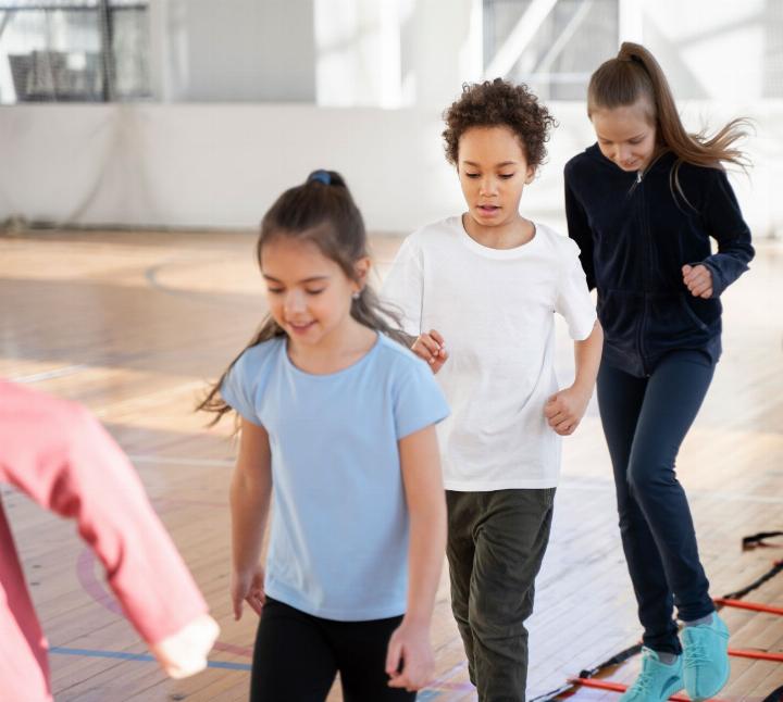 Mit «Schule bewegt» werden Lehrer und Lehrerinnen angeregt, ihren Schülerinnen und Schülern mehr Gelegenheit zum Bewegen zu verschaffen (Symbolbild). BILD: FREEPIK