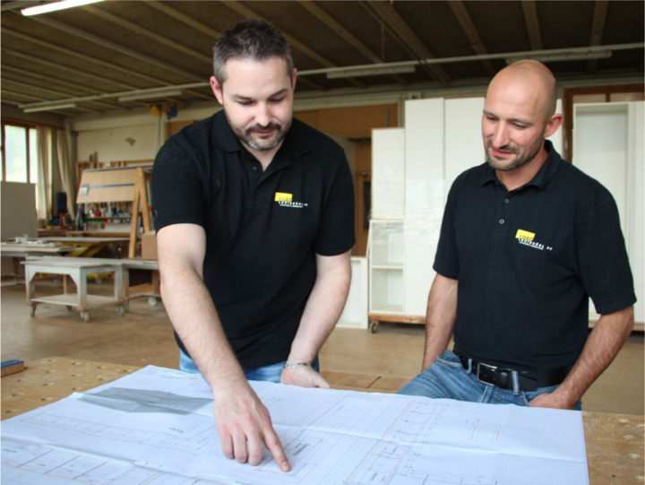 Roger Willener (l.) bespricht mit Matthias Brönnimann einen Plan. BILD: KATHARINA WITTWER