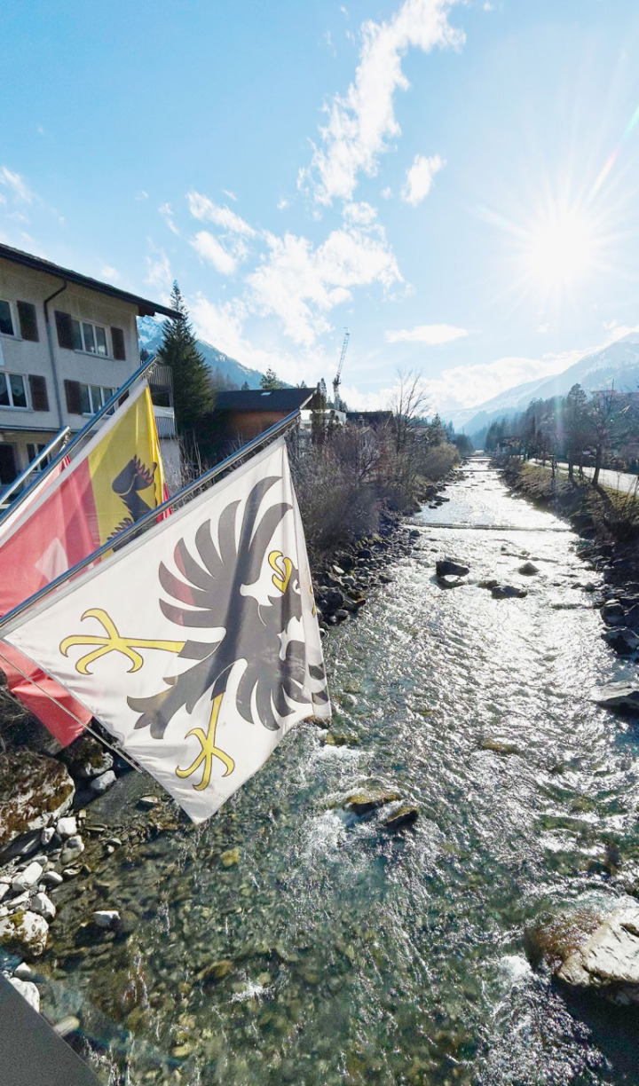 Die Engstlige von der neuen Brücke im Dorf aus: Ufererhöhungen sollen die Gebäude in Zukunft vor dem Wasser schützen. BILD: HANS RUDOLF SCHNEIDER