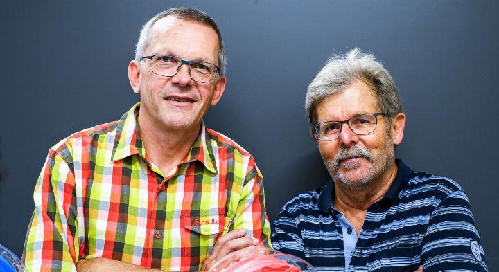 Matthias Schär, der neue, und Martin Wenger, der bisherige Spezialist Medien und Informatik, bei ihrer Pendenzenübergabe (von links nach rechts) BILD: GERHARD K APPHAN