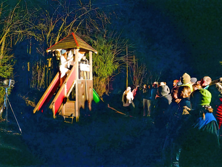 Ein Standort in der Höhe – hier der Turm zur Rutsche – stand im Stück für den Himmel. BILD: MARTIN WENGER