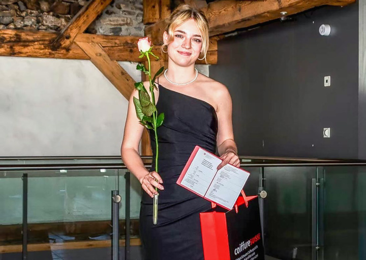 Elf Coiffeuse/Coiffeur-Lernende durften im vergangenen Monat ihr Diplom entgegennehmen. Eine von ihnen ist Lorena Luginbühl, hier an der Diplomfeier in Thun zu sehen. Sie zählt zu den besten Absolventinnen und Absolventen ihres Jahrgangs.