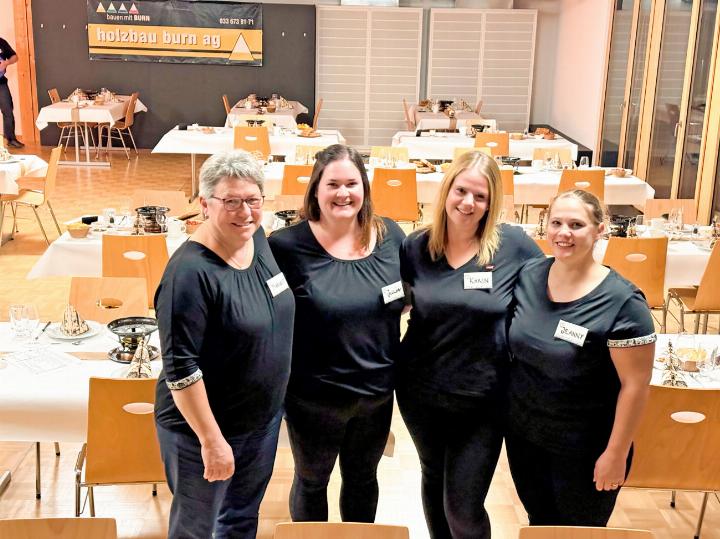 Margrit Büschlen, Julia Hari, Karin Fuhrer und Jeanny Bapst (v. l.) haben den Fondue-Abend ins Leben gerufen. BILD: RUTH STETTLER