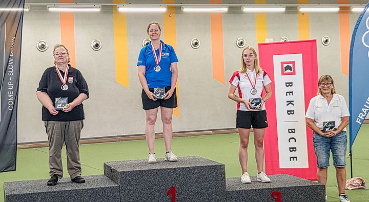 Was für ein Sommer: Christine Tschanz, Karin Rubin und Larissa Rubin (von links nach rechts) gewinnen beim Bowls in Gstaad. BILD: ZVG