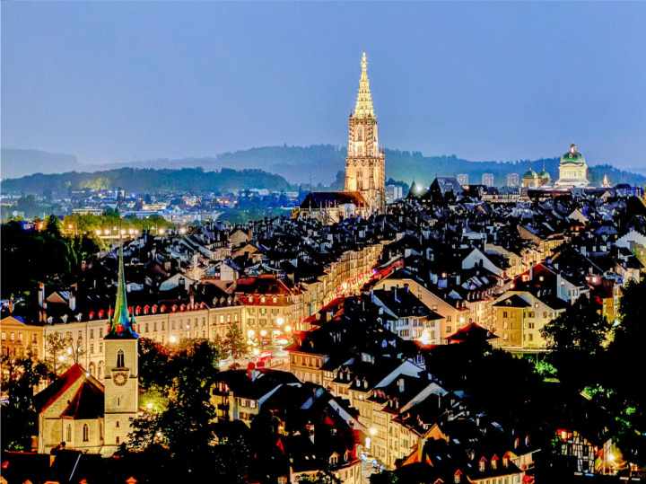 Blick auf die Berner Altstadt mit der Nydeggkirche (vorn links) und dem Berner Münster. Vor allem die reformiere Landeskirche wird von den finanziellen Unterstützungs des Kantons Bern profitieren. BILD: MARK POLLMEIER