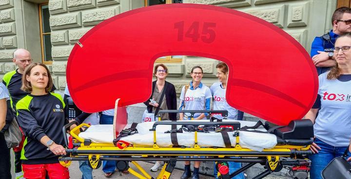 Mit der Ambulanz treffen die Unterschriften in Bern ein. Tox Info Suisse liegt symbolisch als Patient auf der Krankenbahre im Sterben. BILD: ZVG