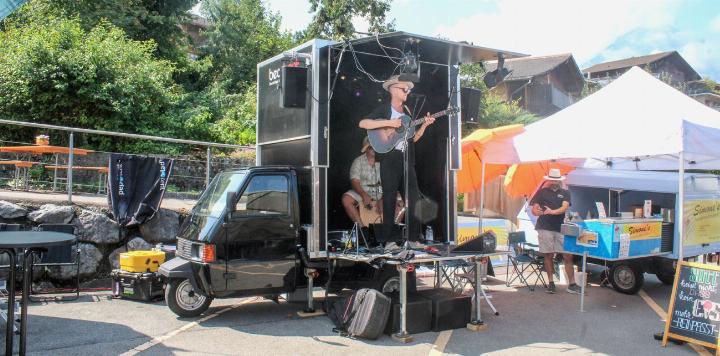 Ein Dreiradmobil bot auch die Bühne für den Auftritt von Musiker Lucky Wüthrich. BILDER: MICHAEL MAURER