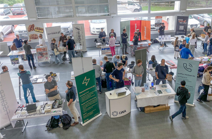 SchülerInnen holten sich an den Ständen in der Turnhalle Informationen und erkundigten sich nach Schnupperstellen. BILD: CORINA SCHRANZ-LINDT