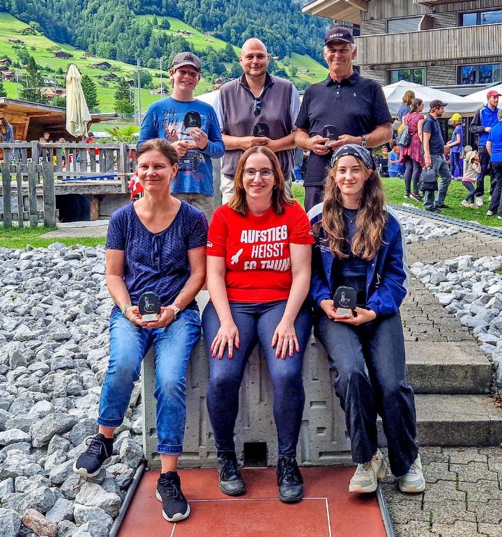 Die KategoriensiegerInnen (v.l. vorne): Angela Romano, Christine Lüthi, Lia Brügger; (hinten) Joël Romano, Daniel Malan, Jacky Bussy BILD: ZVG / MC FRUTIGEN