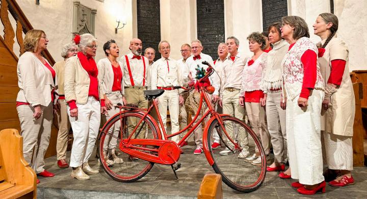 Für Queens «Bicycle Race» hatte der A-cappella-Chor ein Velo mitgebracht, das farblich zu den Outfits passte. BILD: RUTH STETTLER