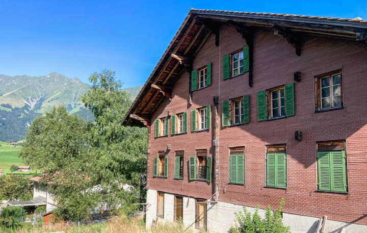 Das alte Schulhaus Hasli soll künftig zonenkonform bewohnt werden dürfen – links unten das neue Schulhaus. BILD: HANS RUDOLF SCHNEIDER